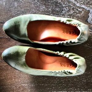 Korks Julie pine forest green leather ballet flats scrunch fall academia